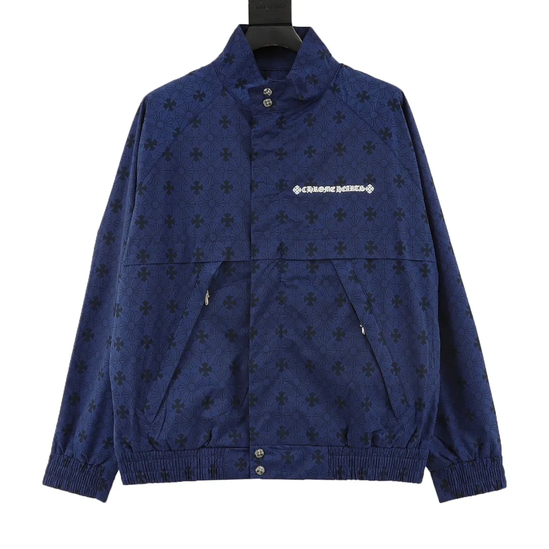 🅿️570 CH/Cro Xin Dark pattern all-over printed windbreaker jacket. The fashionable and western-style color scheme gives off a fashionable and casual temperament, rejuvenating youthful vitality! Made from customer-supplied fabrics, a real high-end product! It is not an ordinary deflationary quality. It is different from "soft and soft" fabrics. It has a delicate and soft texture, gentle and non-prickly feeling. The density of imported custom fabrics is also very tight, neat and does not change shape, always maintaining the brand's classic and rigorous image! The metal snap-type design is provided by customers, and the upper body is full of shape. It is a must-have item for quality control! size：XS-L